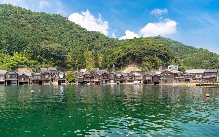 まるで海に浮かんでいるようにみえる舟屋群