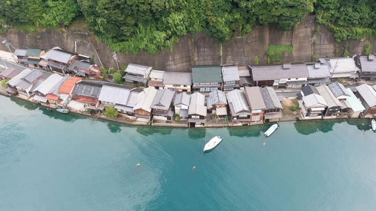 海側に舟屋、山側に主屋と蔵が並びます