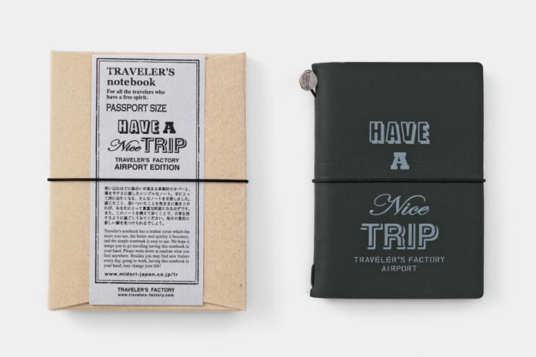 「トラベラーズノート AIRPORT EDITION パスポートサイズ」（TRAVELERS COMPANY JAPAN）