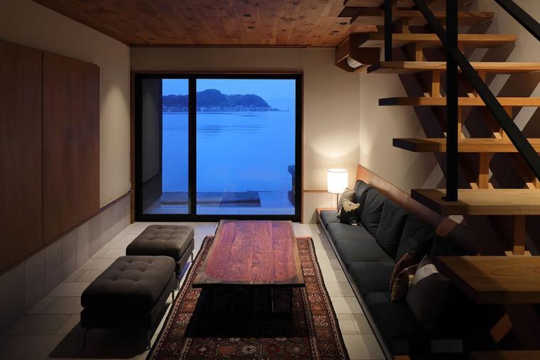 が沈むと、静かな湾に浮かんでいるかのような不思議な感覚に