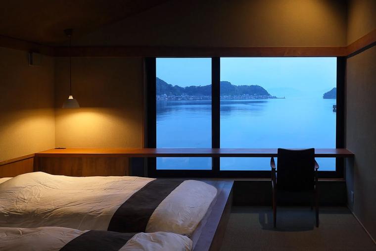 湾を一望するベッドルーム