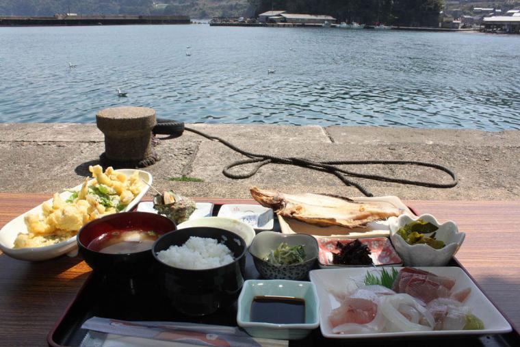 新鮮な魚を存分に味わう漁港めし、お品書きはその日のお楽しみ
