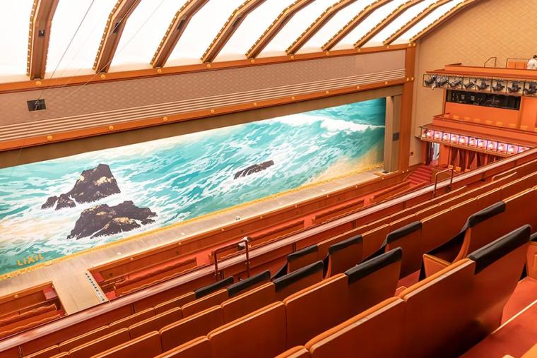 新緞帳「朝明けの潮」