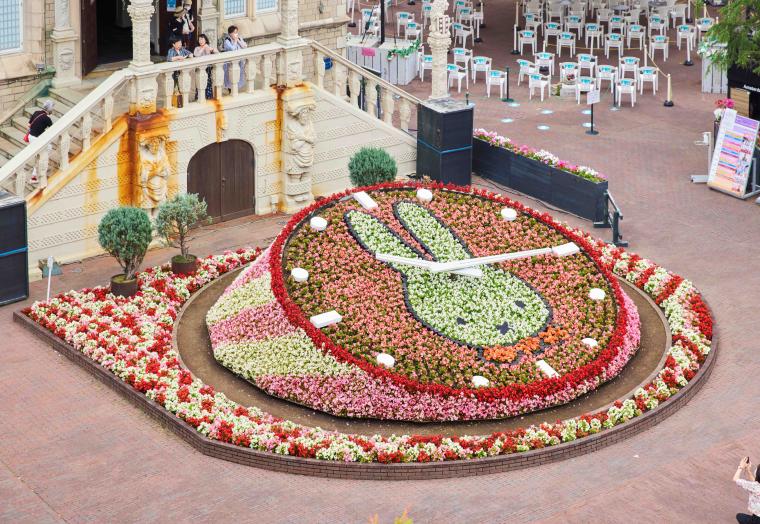季節の花でデザインされたミッフィー花時計