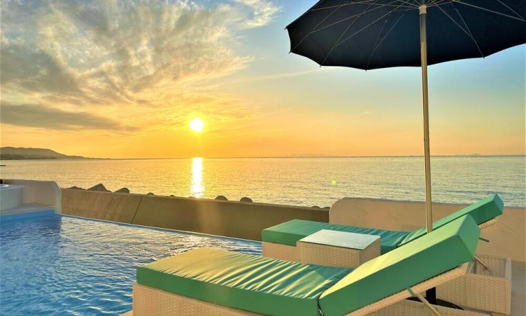 一日一組限定の一棟貸しヴィラ「THE VILLA - SANTORINI AWAJI -」