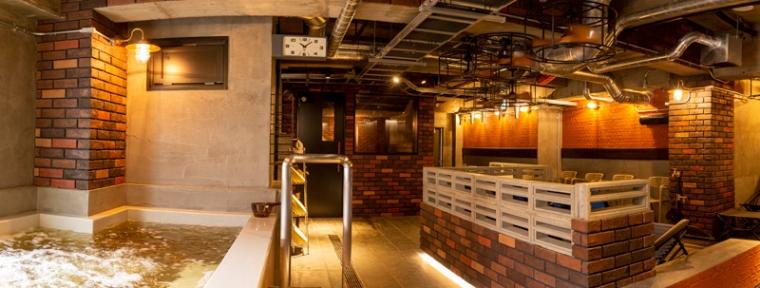 赤レンガなどを配したインダストリアル風な内装