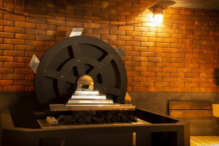 男性サウナの水車式サウナストーブ