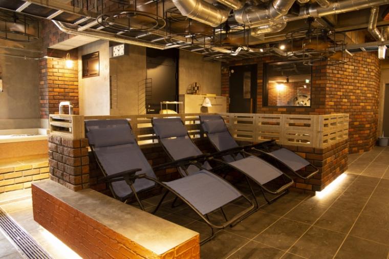 男性サウナに用意された休憩スペース