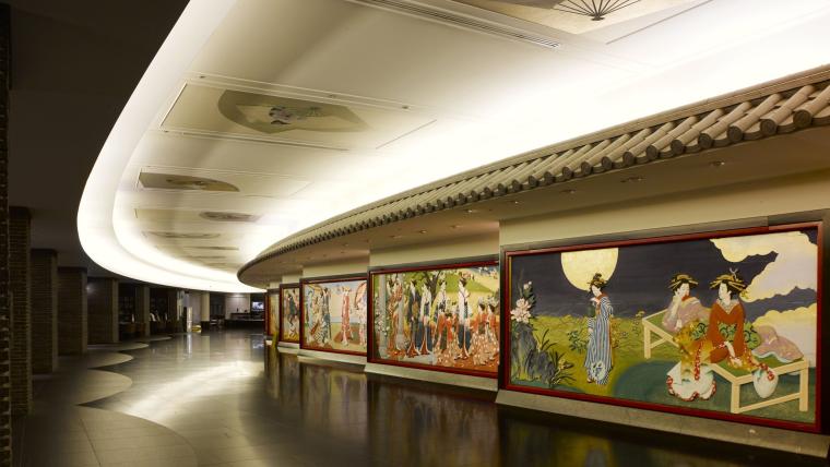 ホテル1階の回廊にも圧巻の美術工芸品を展示