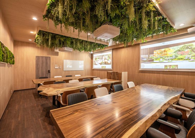 会議室にはプロジェクターや大画面モニターを設置。