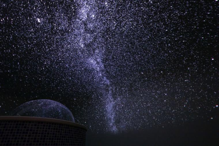 天井に投影される空は蓼科の星空を再現