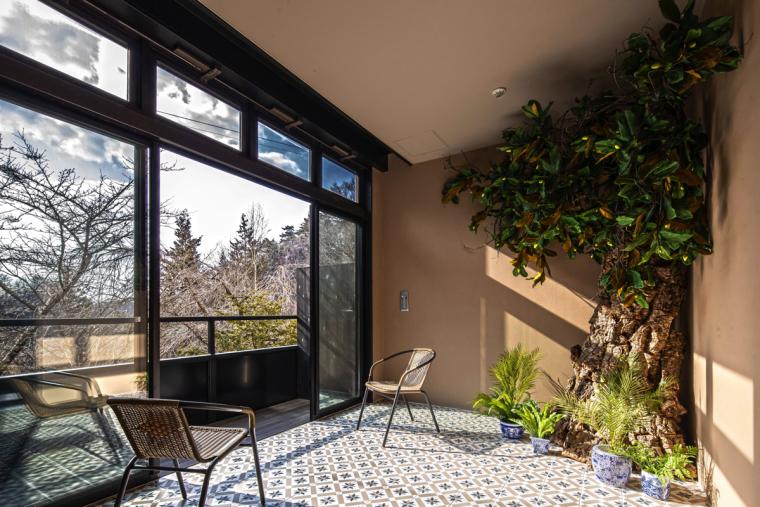 開放感あふれる外気浴スペース