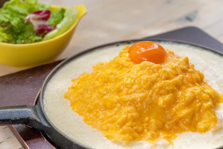 「TAMAGOYA 常総レストラン・ハウス」の「鉄板あつあつチーズオムライス」