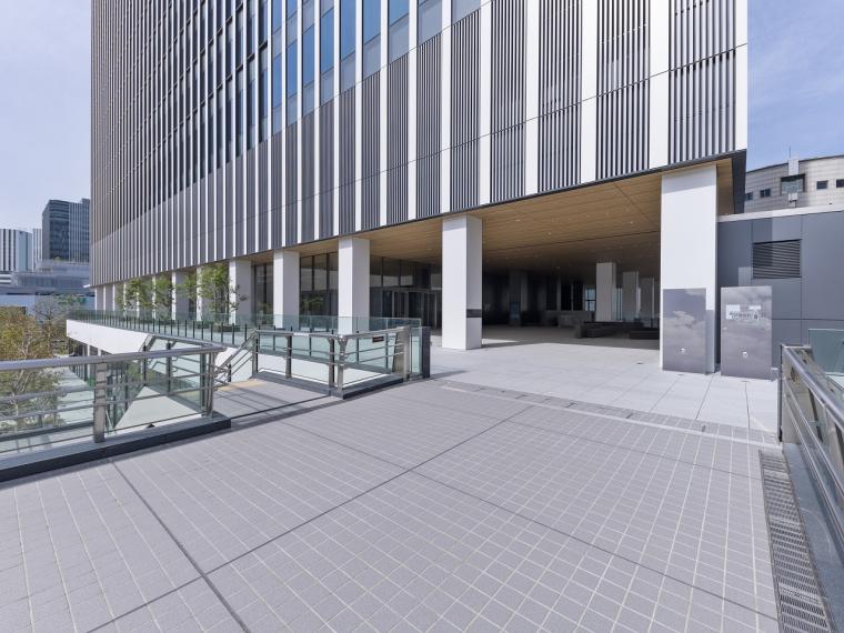 桜木町駅からデッキで繋がる2階エントランス