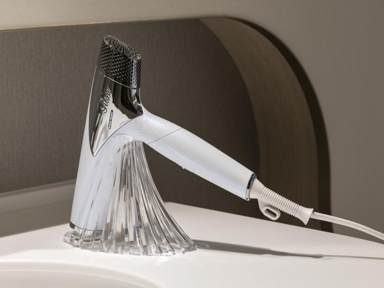 全室に導入されている美容機器ブランド「ReFa（リファ）」のドライヤー