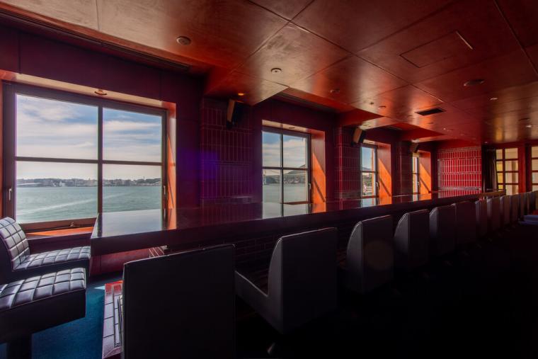 クラブラウンジ「テンポ」。カウンターのほかソファー席も用意