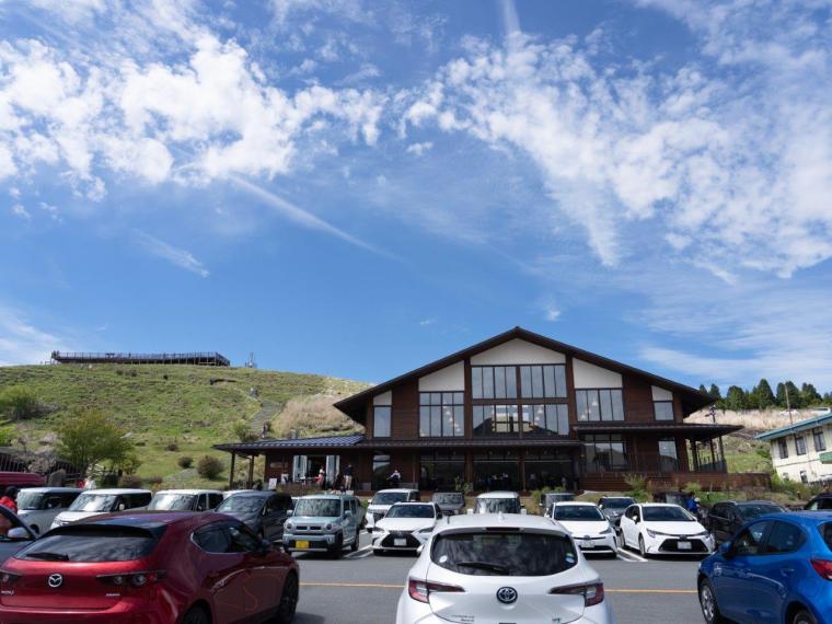 ニュー草千里から見える「草千里ヶ浜展望所」