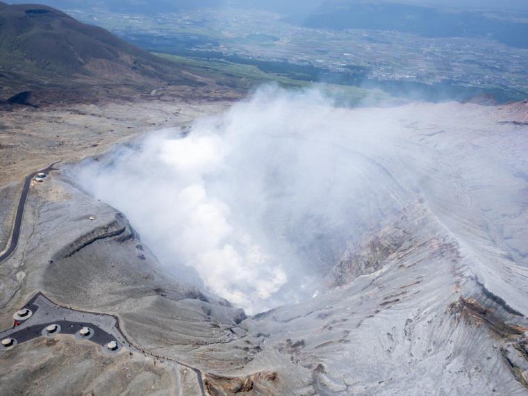 噴煙をあげる阿蘇中岳第1火口