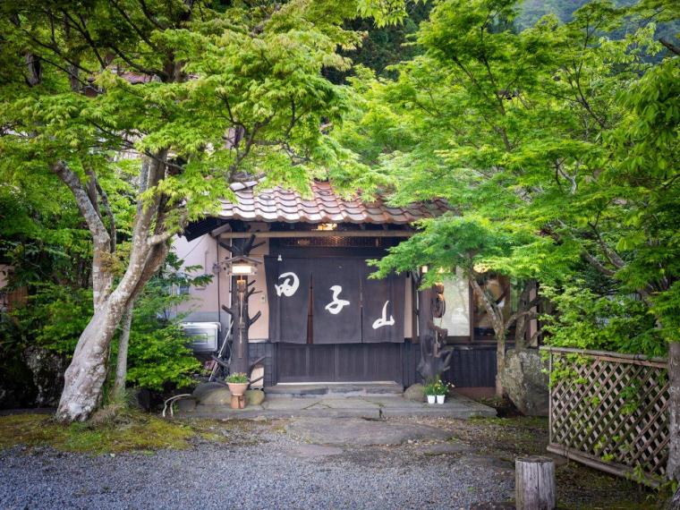 あか牛専門店「農家れすとらん田子山」暖簾