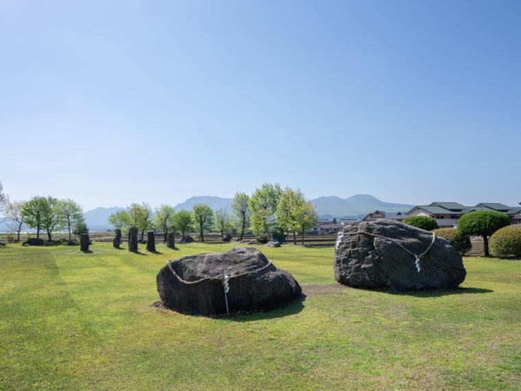 「shop & café ZEN」岩が円形に並んでいる様子