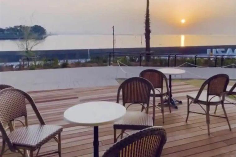 海に夕陽沈むレストラン 舵輪