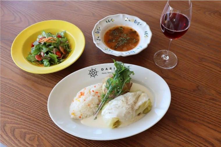 海に夕陽沈むレストラン 舵輪