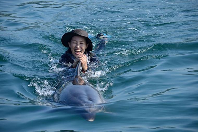 日本ドルフィンセンタードルフィンスイム背びれにつかまって泳ぐ