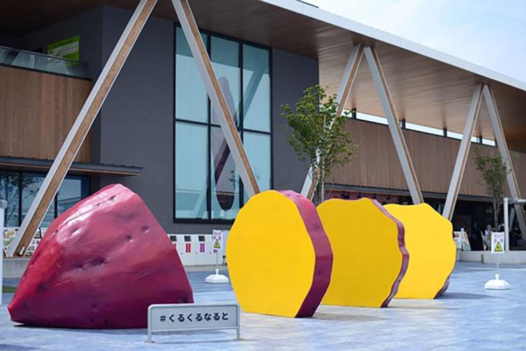 「道の駅くるくるなると」玄関前オブジェ