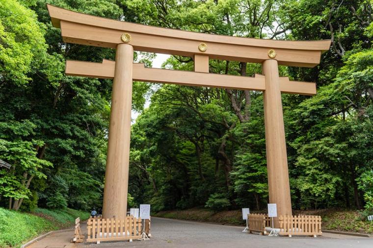 原宿駅西口から、南参道を通り本殿へ
