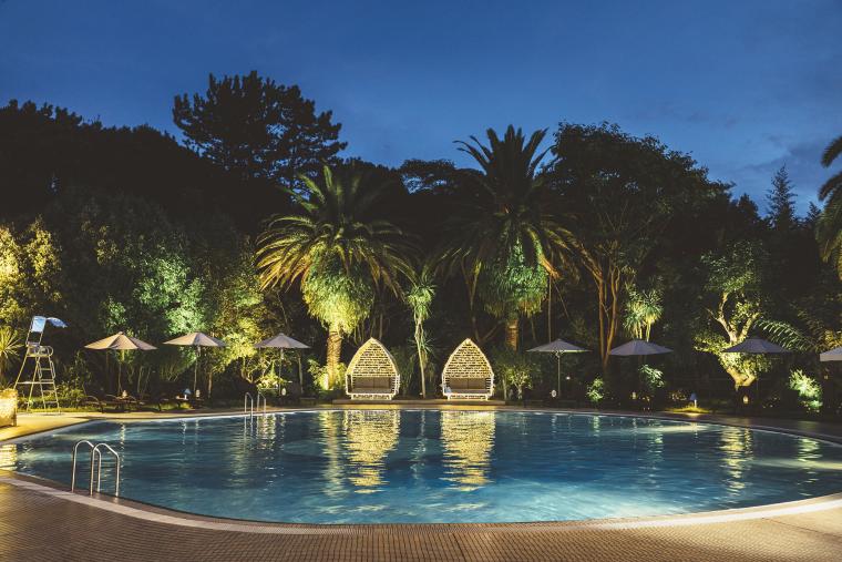 ナイトプールでの通常ライトアップ