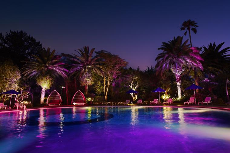 毎週金曜日に開催されるDJナイトでのライトアップ