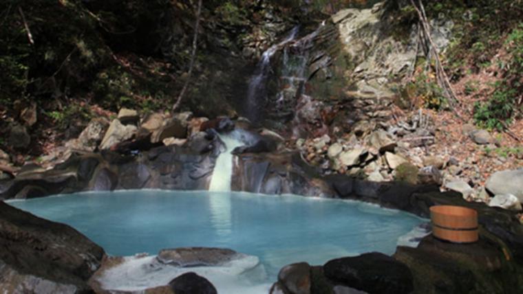 谷底にある「秘湯 仙女の湯」