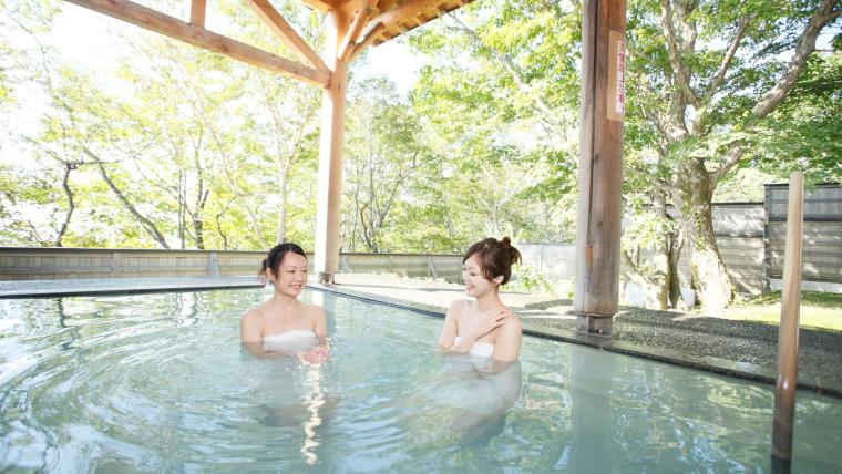 ホテル本館の「大釈の湯」露天風呂