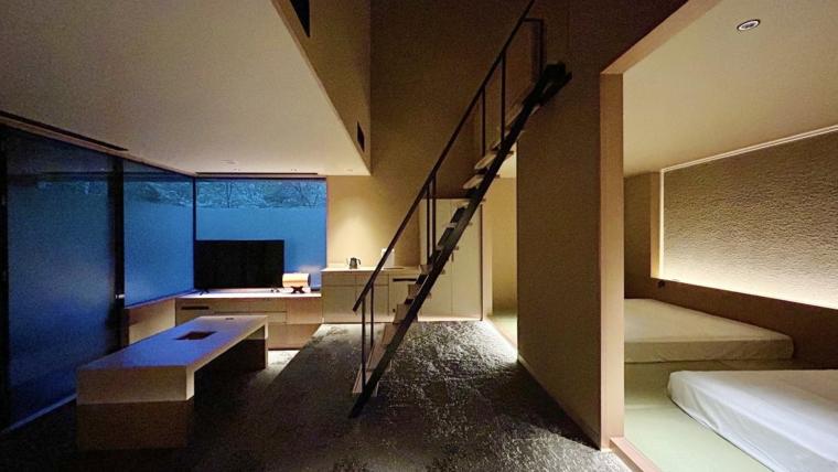 102号室「東遊（あずまあそび）」は露天風呂、サウナ室、シアタースペース付きの豪華な客室