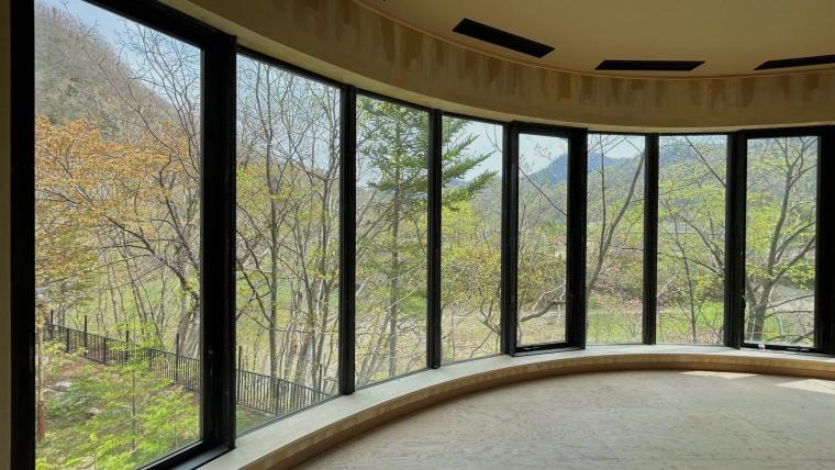 201号室「倭舞（やまとまい）」は半円状のパノラマビューが特長の客室