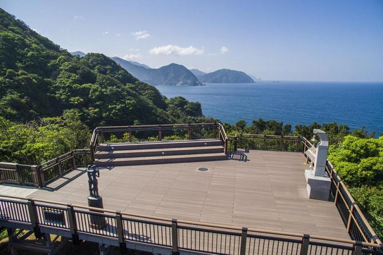 富士山を見ながら、鐘を鳴らして幸せ祈願「恋人岬」