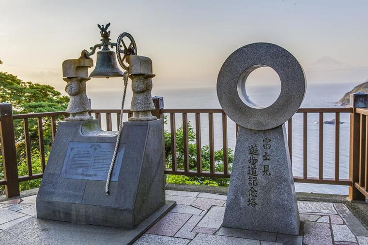 富士山を見ながら、鐘を鳴らして幸せ祈願「恋人岬」