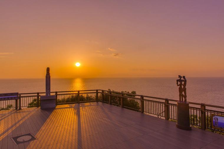 富士山を見ながら、鐘を鳴らして幸せ祈願「恋人岬」