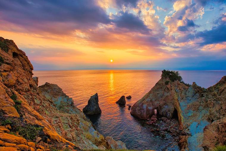 夕陽を浴びて輝く岩肌が美しい「黄金崎公園」