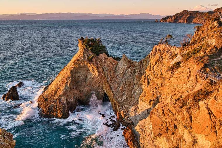 夕陽を浴びて輝く岩肌が美しい「黄金崎公園」