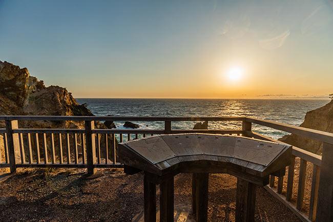 夕陽を浴びて輝く岩肌が美しい「黄金崎公園」