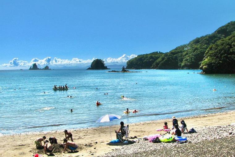 空と海に島影が映える「大田子の夕陽」