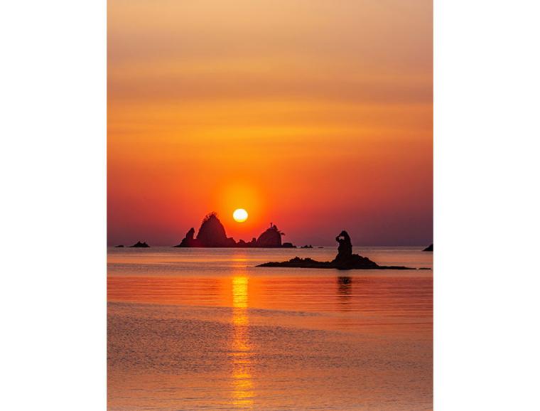 空と海に島影が映える「大田子の夕陽」