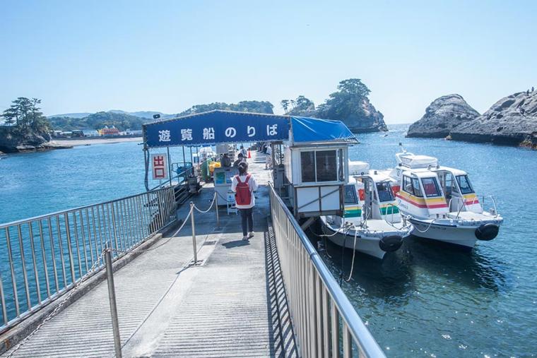 息を呑む美しさを見せる、青の洞窟「天窓洞」