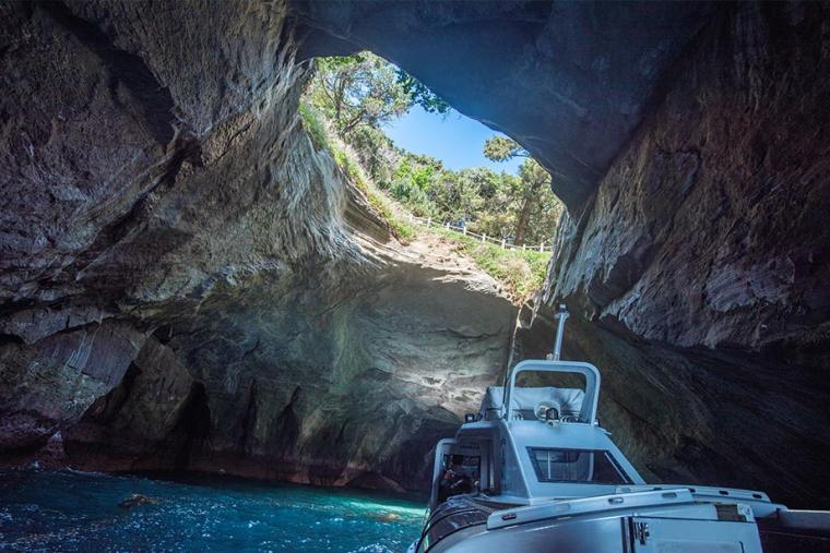 息を呑む美しさを見せる、青の洞窟「天窓洞」