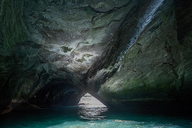 息を呑む美しさを見せる、青の洞窟「天窓洞」