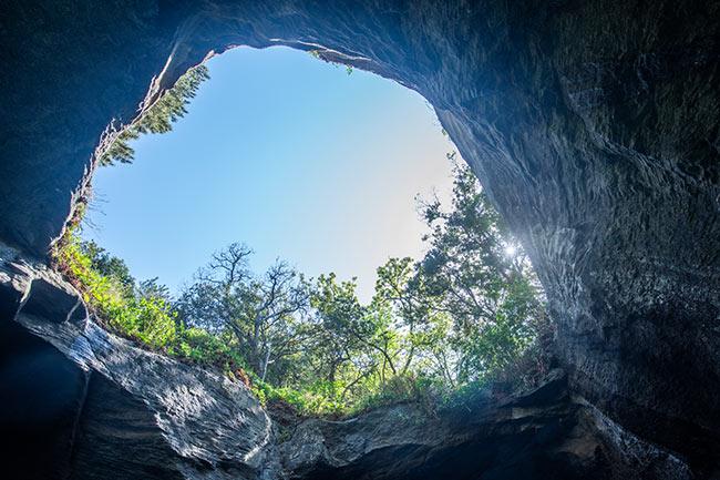 息を呑む美しさを見せる、青の洞窟「天窓洞」