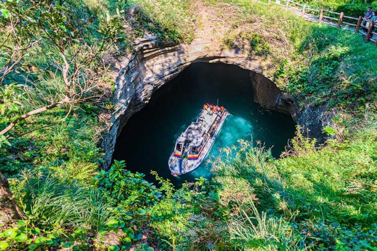 息を呑む美しさを見せる、青の洞窟「天窓洞」