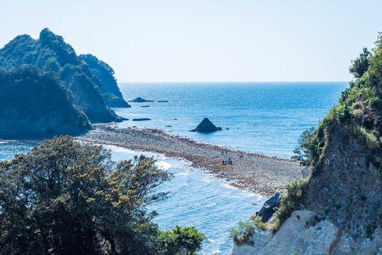 海が割れて現れる道！三四郎島（さんしろうじま）の「トンボロ現象」
