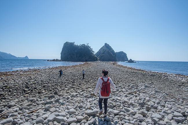 海が割れて現れる道！三四郎島（さんしろうじま）の「トンボロ現象」